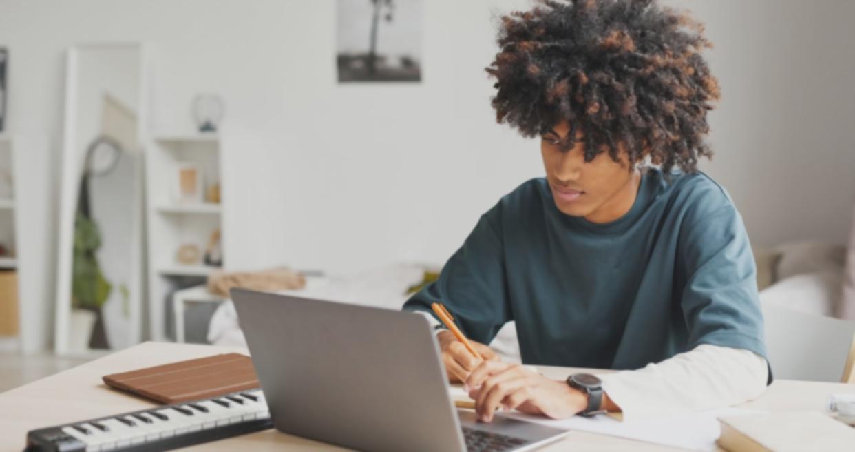 Videoschnittkurs bei Muralisqon – Arbeitsplatz mit Monitor und Schnittsoftware